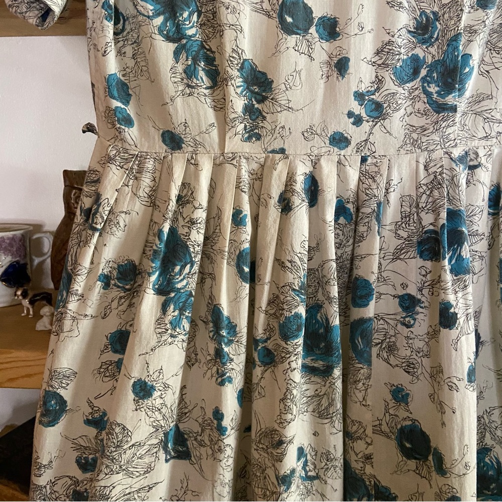 Vintage 1950s blue and white mid century floral fit and flare dress - Picture 6 of 6